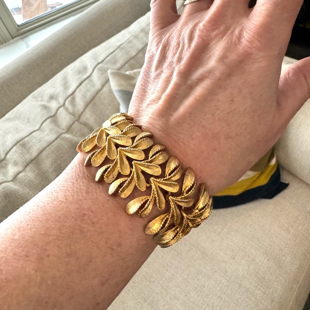 Vintage Gold Leaf Petals Clasp Bracelet - Picture 8 of 9